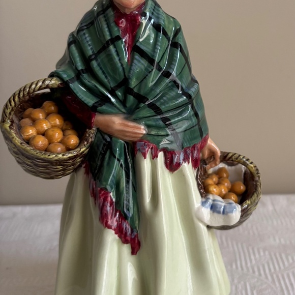 Royal Doulton, The Orange Lady HN1953, ca. 1941 - Picture 2 of 7